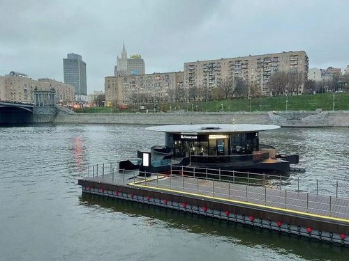 Nieuwste bedrijfsoplossingen over Alle nieuwe scheepspier in Moskou werden geïnstalleerd met onze buiten IP65 vloer totem als informatiepaneel