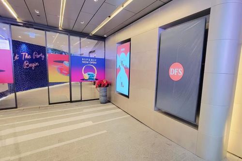 Nieuwste bedrijfsoplossingen over 86 inch reclamebord geïnstalleerd in de duty free winkel in Hong Kong