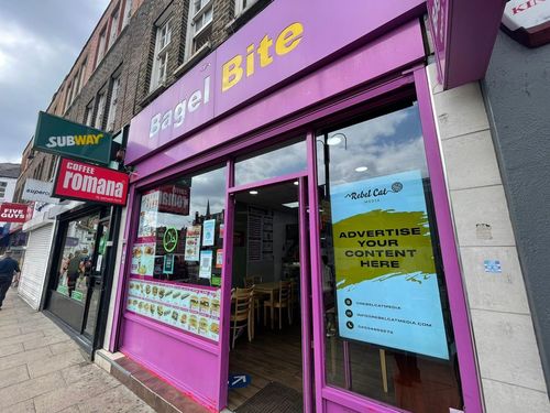 Nieuwste bedrijfsoplossingen over ramen met schermen met een hoge helderheid