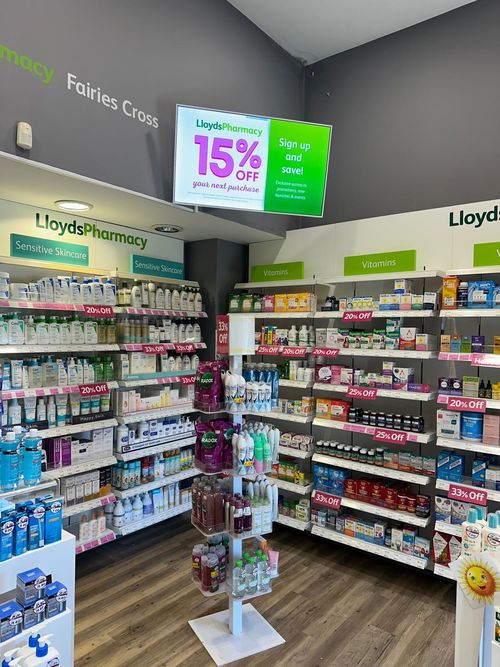 Nieuwste bedrijfsoplossingen over Witte QLED-wandmonitor geïnstalleerd in een Europese apotheek